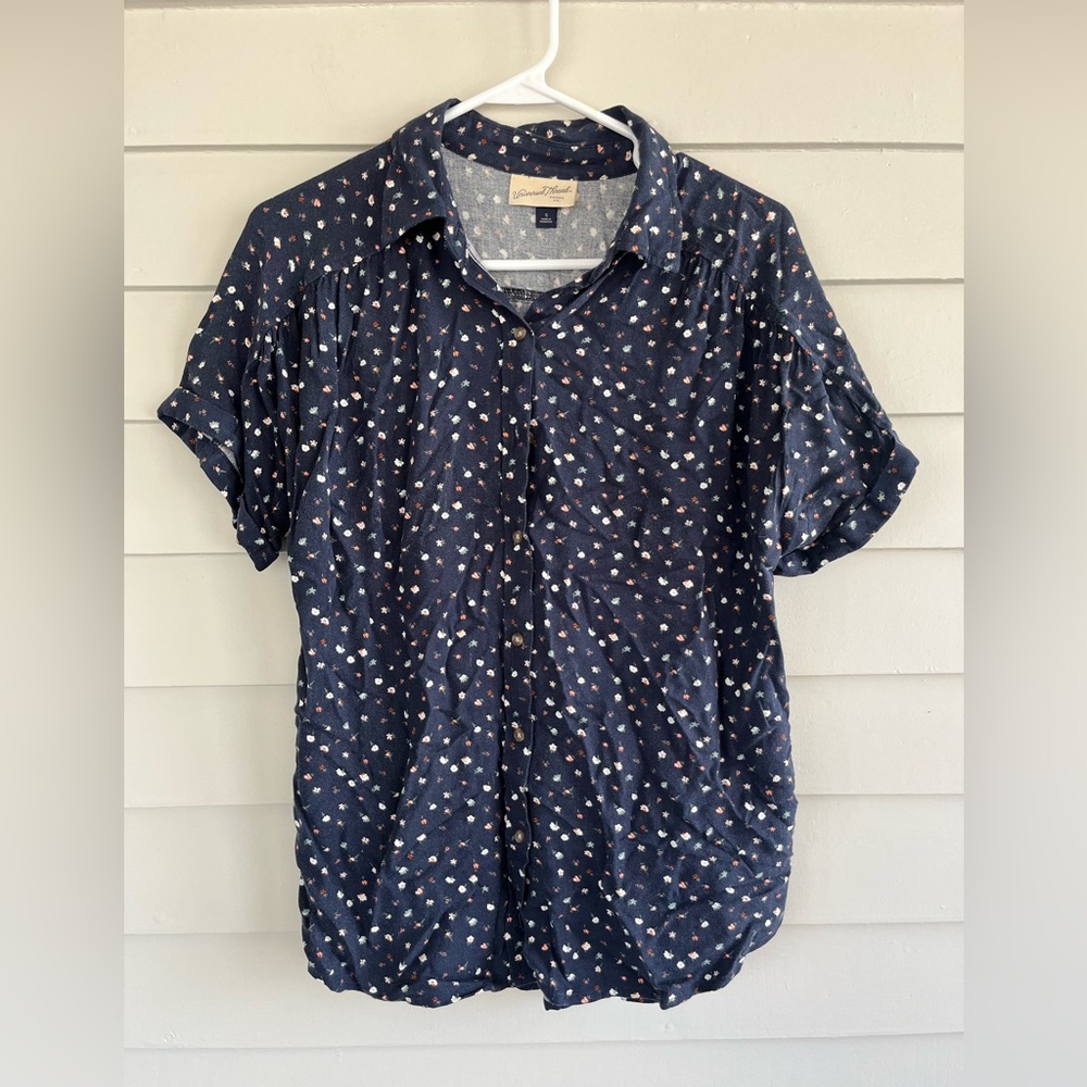 EUC Women’s Universal Thread Button Down Shirt
